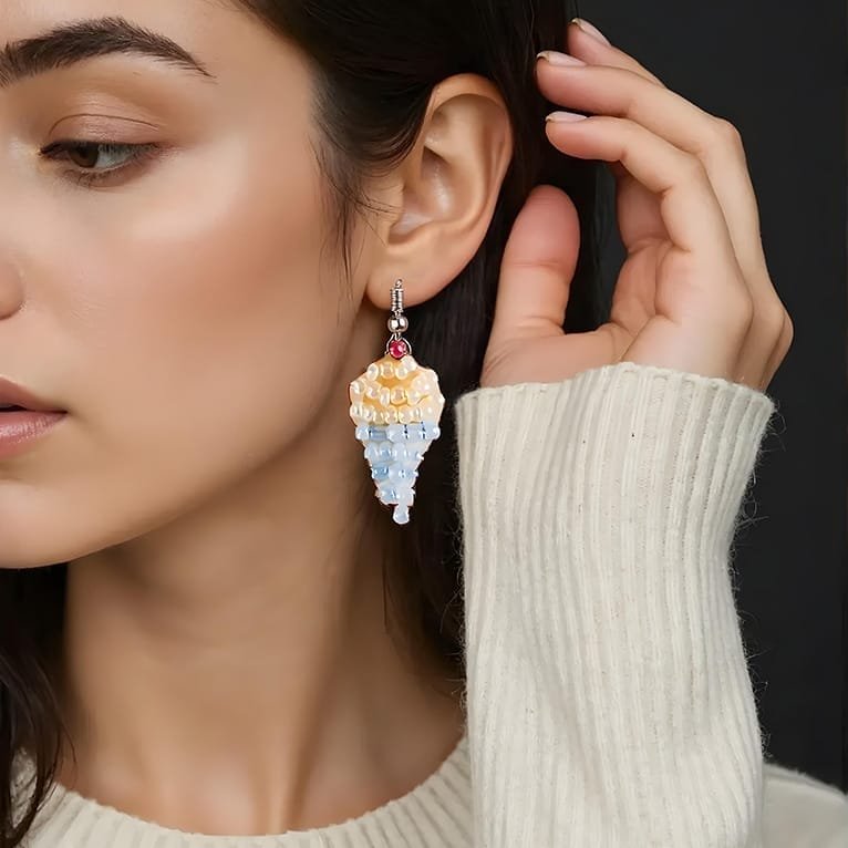 Handgemaakte Oorbel in IJsje-Vorm – Zomers Statement Sieraad Handgemaakte Oorbel in IJsje-Vorm – Zomers Statement Sieraad