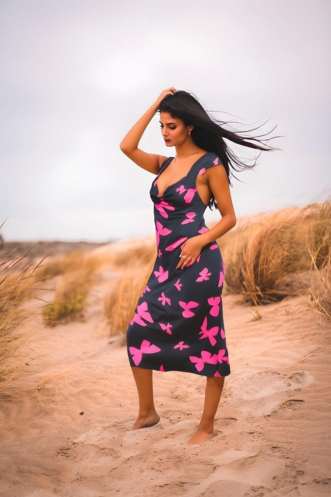 Zomerse Elegantie – Jurk met Vlindermotief op het Strand Zomerse Elegantie – Jurk met Vlindermotief op het Strand