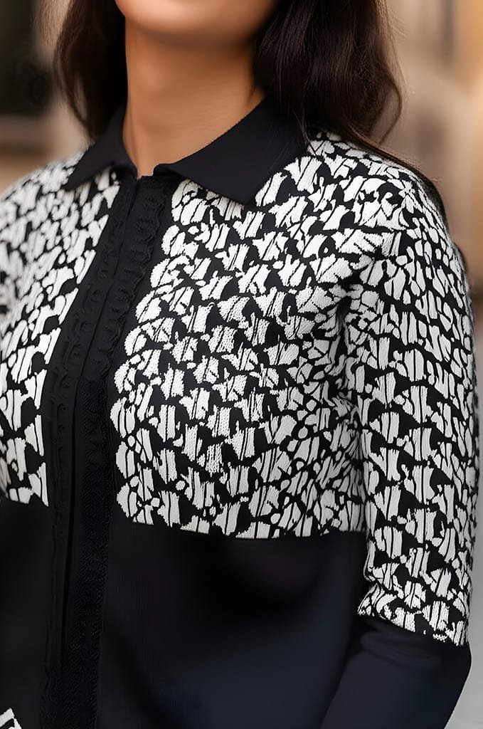 zwart-witte-damesblouse-met-grafisch-patroon-close-up-ai-productfoto-productfotoai zwart-witte-damesblouse-met-grafisch-patroon-close-up-ai-productfoto-productfotoai